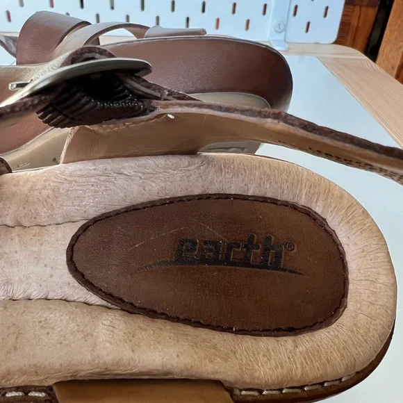 Earth Brown Leather Wedge Sandals 8 - Picture 8 of 9